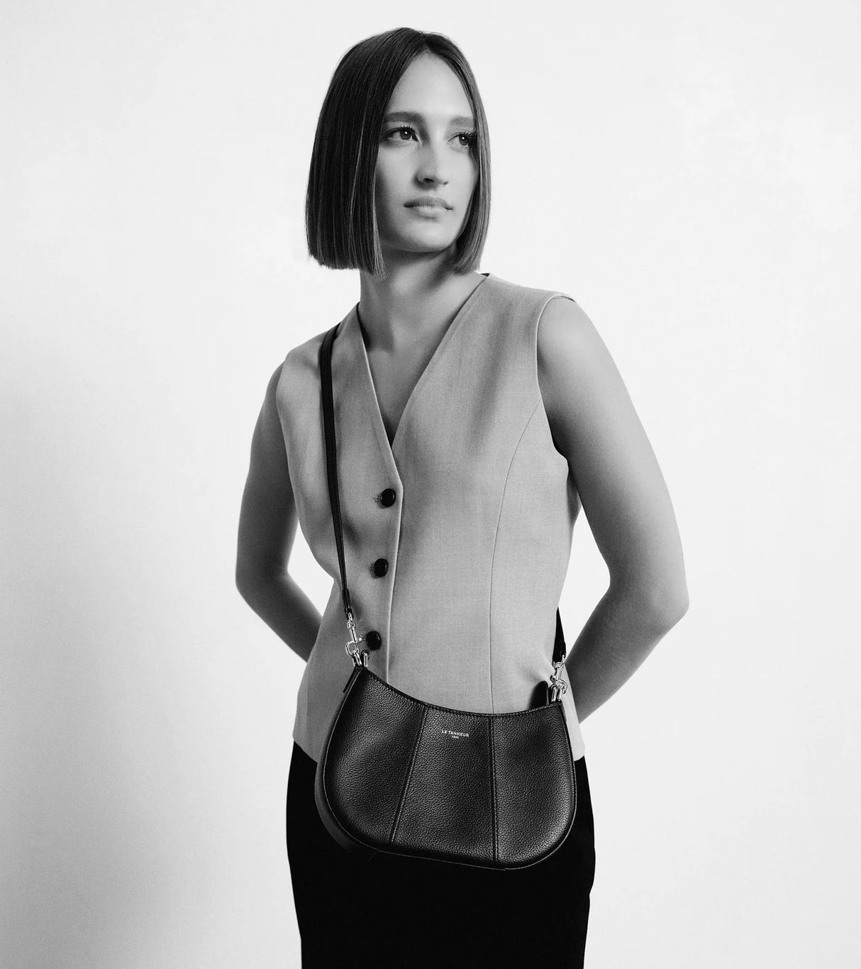 LE TANNEUR - Sac demi lune - Juliette en cuir grainé - Gris de Parme