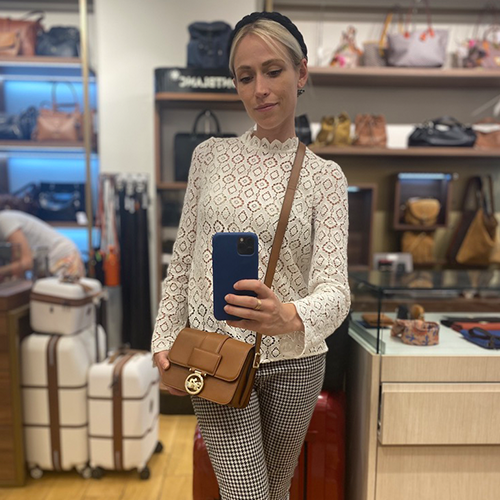 Sac en cuir lisse porté travers en cuir LONGCHAMP gamme Box-Trot couleur marron cognac