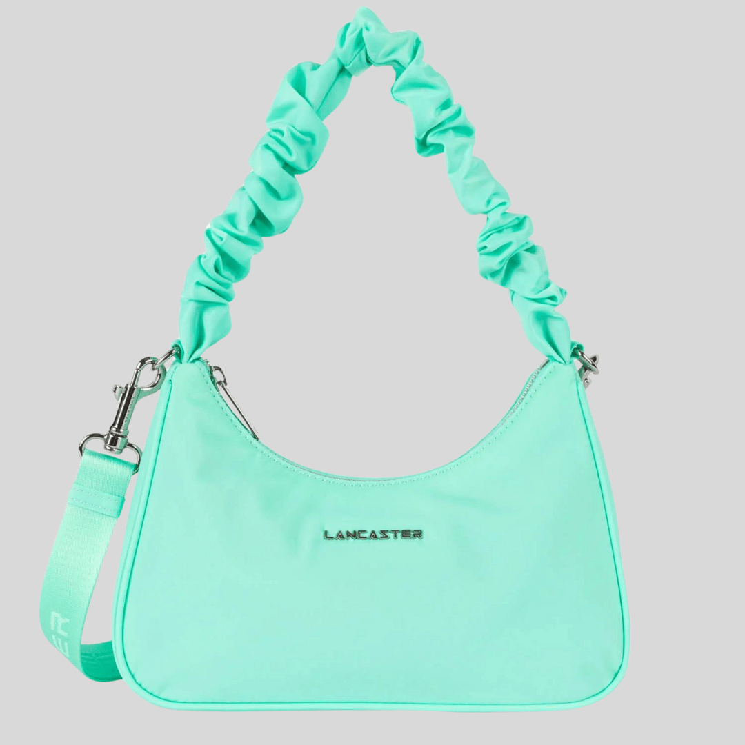 Le petit sac baguette Basic Chouchou est l'accessoire idéal pour un style pratique et tendance au quotidien. Doté d'une poche intérieure zippée et d'une poche intérieure simple, il offre une organisation optimale pour vos essentiels. Portez-le à la main, à l'épaule ou en travers grâce à sa bandoulière amovible et réglable.