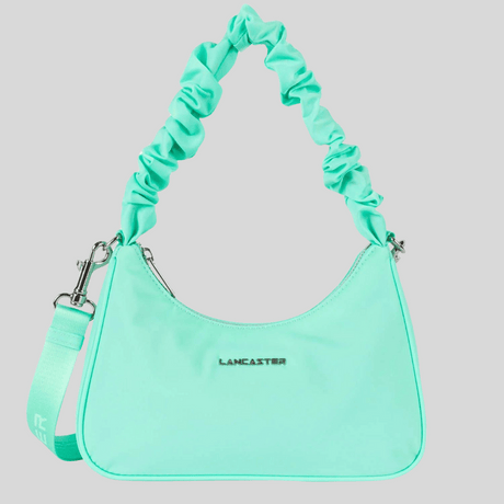 Le petit sac baguette Basic Chouchou est l'accessoire idéal pour un style pratique et tendance au quotidien. Doté d'une poche intérieure zippée et d'une poche intérieure simple, il offre une organisation optimale pour vos essentiels. Portez-le à la main, à l'épaule ou en travers grâce à sa bandoulière amovible et réglable.