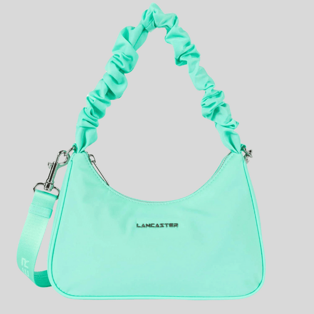 Le petit sac baguette Basic Chouchou est l'accessoire idéal pour un style pratique et tendance au quotidien. Doté d'une poche intérieure zippée et d'une poche intérieure simple, il offre une organisation optimale pour vos essentiels. Portez-le à la main, à l'épaule ou en travers grâce à sa bandoulière amovible et réglable.