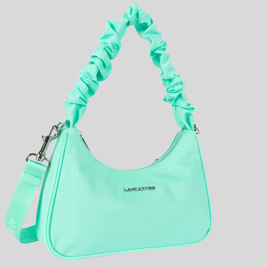 Le petit sac baguette Basic Chouchou est l'accessoire idéal pour un style pratique et tendance au quotidien. Doté d'une poche intérieure zippée et d'une poche intérieure simple, il offre une organisation optimale pour vos essentiels. Portez-le à la main, à l'épaule ou en travers grâce à sa bandoulière amovible et réglable.