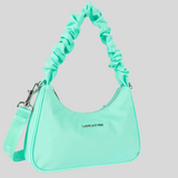 Le petit sac baguette Basic Chouchou est l'accessoire idéal pour un style pratique et tendance au quotidien. Doté d'une poche intérieure zippée et d'une poche intérieure simple, il offre une organisation optimale pour vos essentiels. Portez-le à la main, à l'épaule ou en travers grâce à sa bandoulière amovible et réglable.