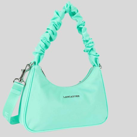 Le petit sac baguette Basic Chouchou est l'accessoire idéal pour un style pratique et tendance au quotidien. Doté d'une poche intérieure zippée et d'une poche intérieure simple, il offre une organisation optimale pour vos essentiels. Portez-le à la main, à l'épaule ou en travers grâce à sa bandoulière amovible et réglable.