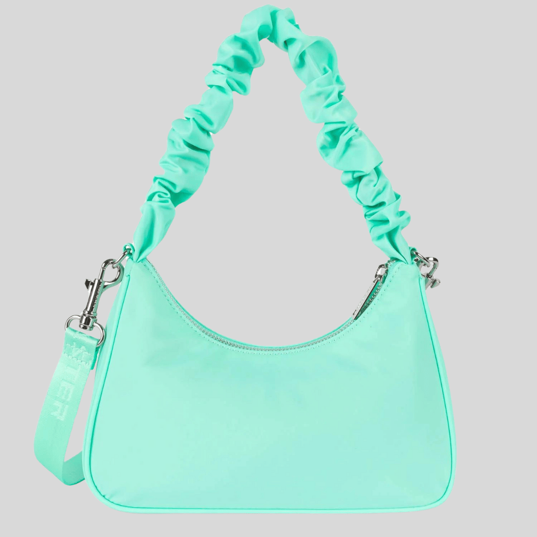 Le petit sac baguette Basic Chouchou est l'accessoire idéal pour un style pratique et tendance au quotidien. Doté d'une poche intérieure zippée et d'une poche intérieure simple, il offre une organisation optimale pour vos essentiels. Portez-le à la main, à l'épaule ou en travers grâce à sa bandoulière amovible et réglable.
