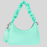 Le petit sac baguette Basic Chouchou est l'accessoire idéal pour un style pratique et tendance au quotidien. Doté d'une poche intérieure zippée et d'une poche intérieure simple, il offre une organisation optimale pour vos essentiels. Portez-le à la main, à l'épaule ou en travers grâce à sa bandoulière amovible et réglable.