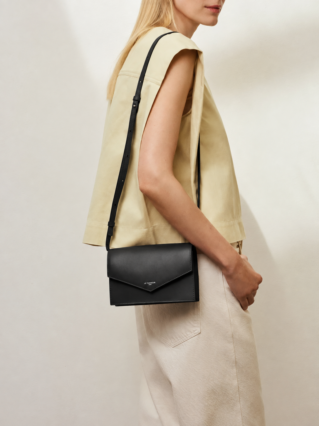 LE TANNEUR- Pochette Paulette en cuir lisse Noir
